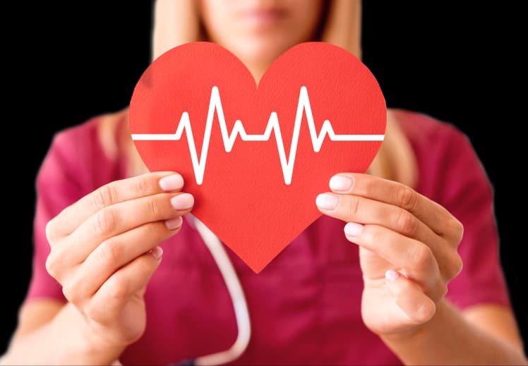 Dekoratívny obrázok v hlavičke. Žena drží v rukách ikonu srdca.